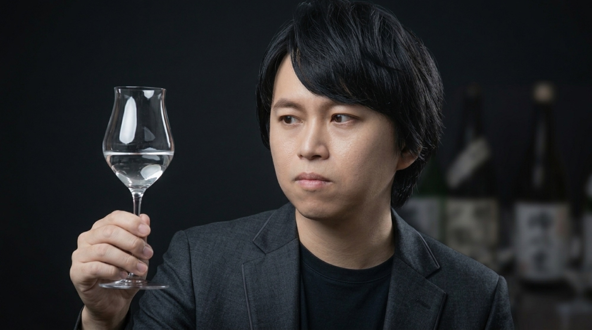 唐鎮宇鏡頭前品飲