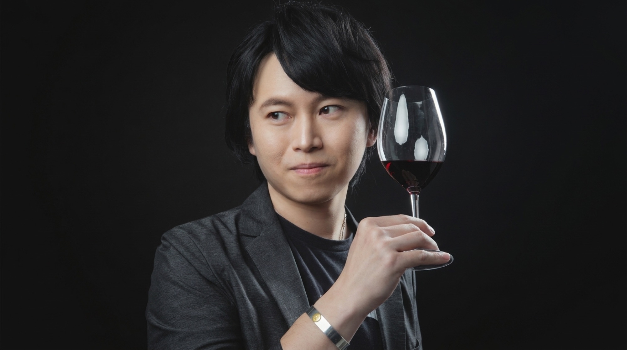 唐鎮宇品飲葡萄酒